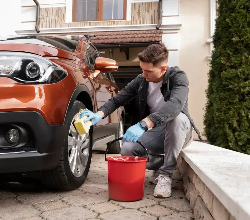 Lavage auto à domicile Prunet : professionnel intervenant sur un véhicule
